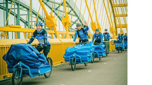 fietskoeriers op de gele brug.png